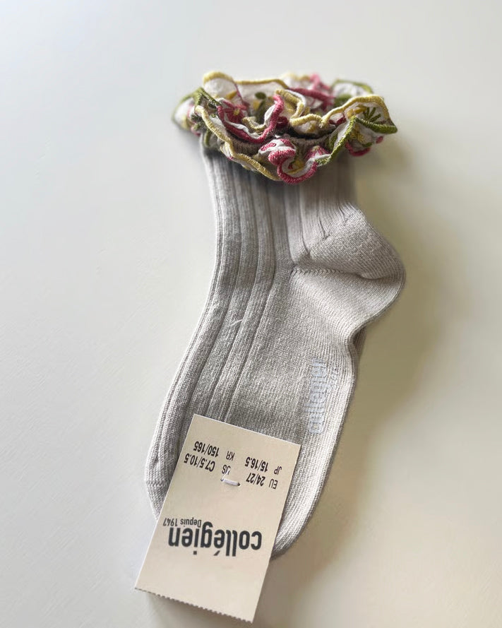 3467 Anémone - Embroidered Ruffle Ribbed Ankle Socks - 105 Gris Perle